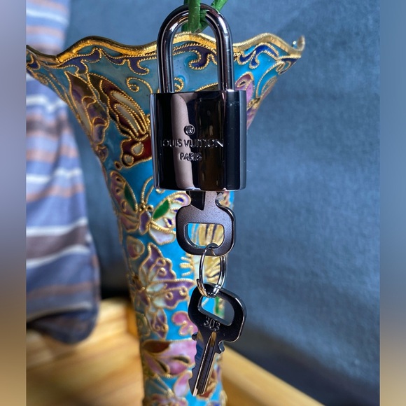 Louis Vuitton No. 303 Silver Lock and 2 Keys - Picture 5 of 5